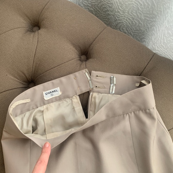 Chanel beige vintage classic mini skirt, 26” with size tag cut out. - Picture 2 of 6